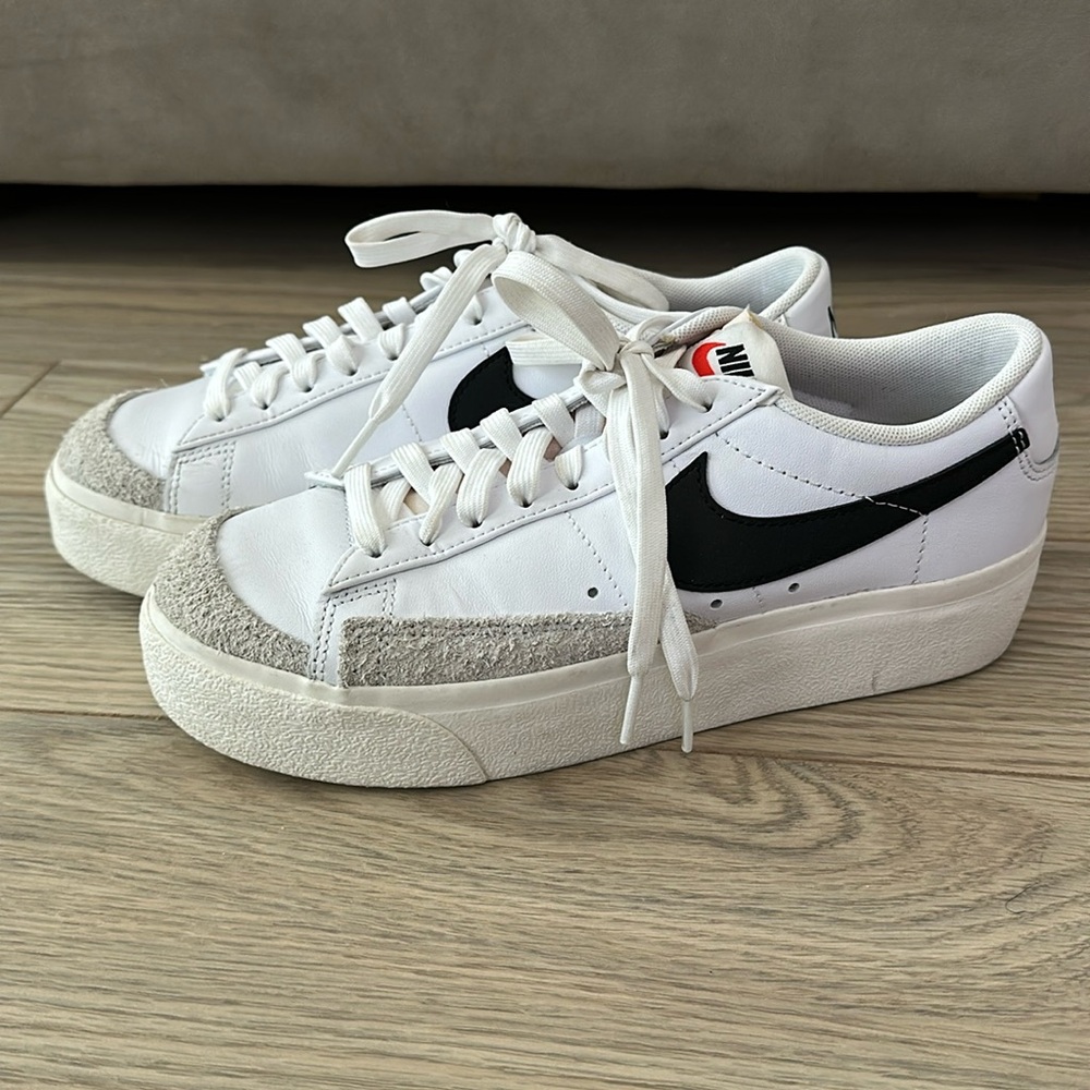 Nike Women’s Blazer Low Platform Size 8  White/Black Sail Style-DJ0292-101